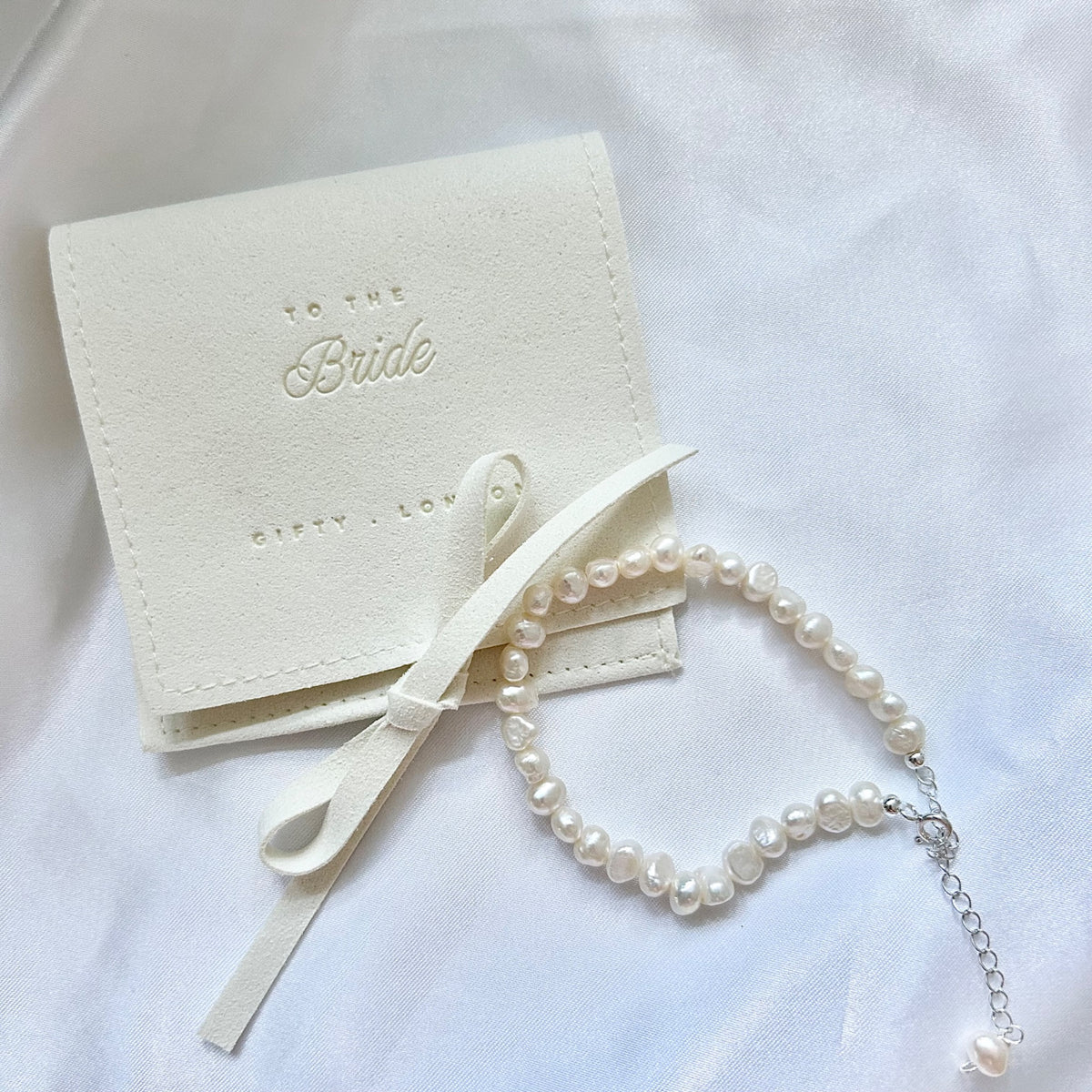 Freshwater pearl bracelet with luxury wedding gift pouch