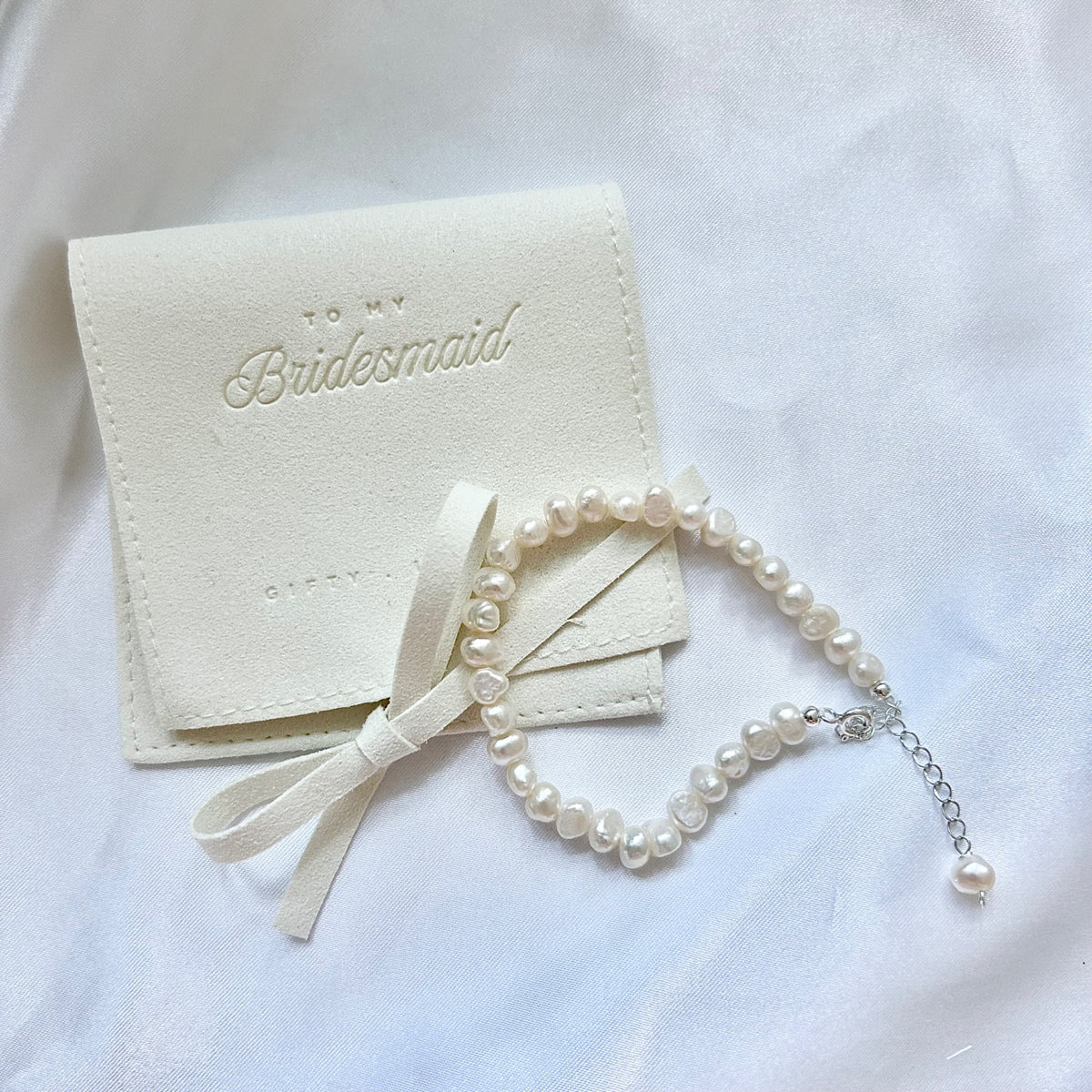 Freshwater pearl bracelet with luxury wedding gift pouch